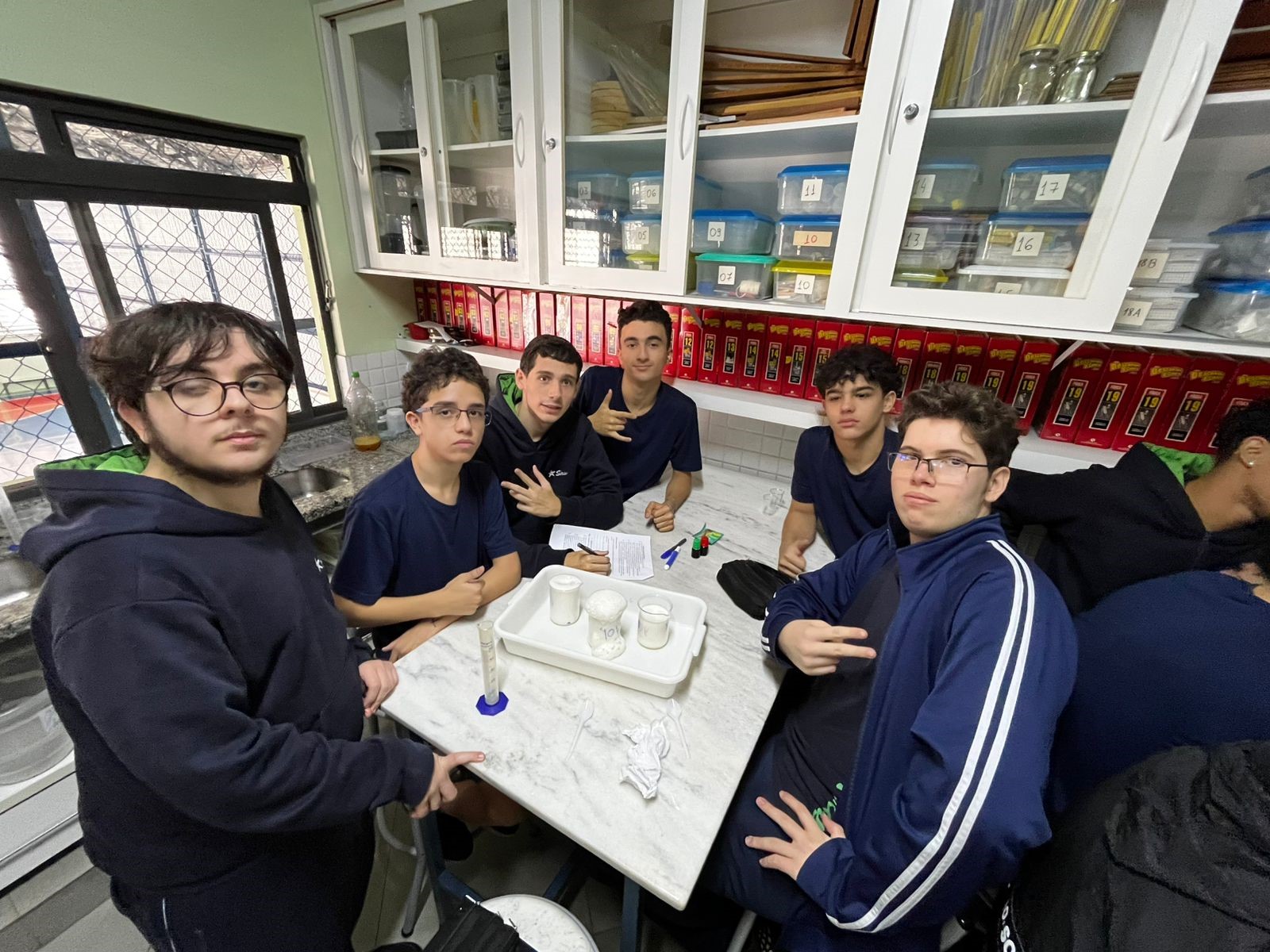 Aulas de Qumica realizadas no Laboratrio Didtico de Cincias: teorias importantes aprendidas na prtica! - Colgio Estrela Sirius. So Paulo, SP