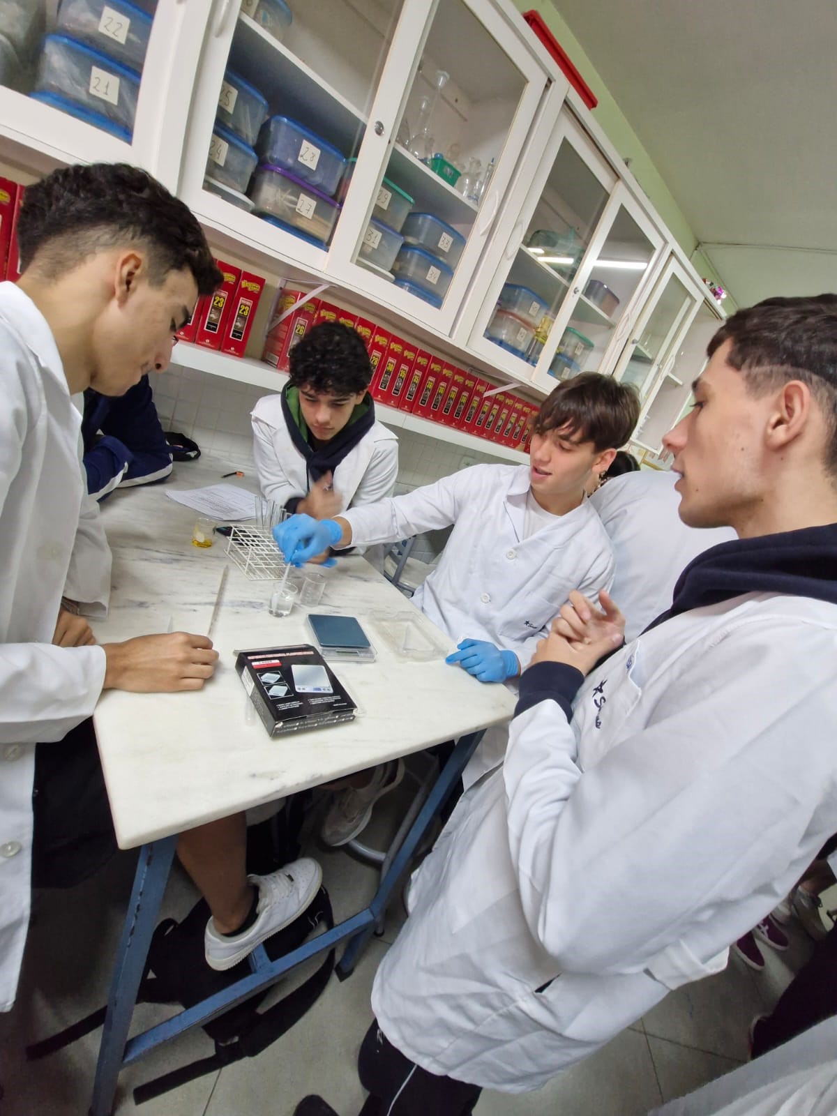 Alunos do 2 Ano do Ensino Mdio avaliam experimentalmente o deslocamento do equilbrio qumico. Confira! - Colgio Estrela Sirius. So Paulo, SP