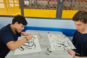 Alunos(as) do 1 Ano do Ensino Mdio realizam atividade especial sobre pintura com tinta nanquim. - Colgio Estrela Srius